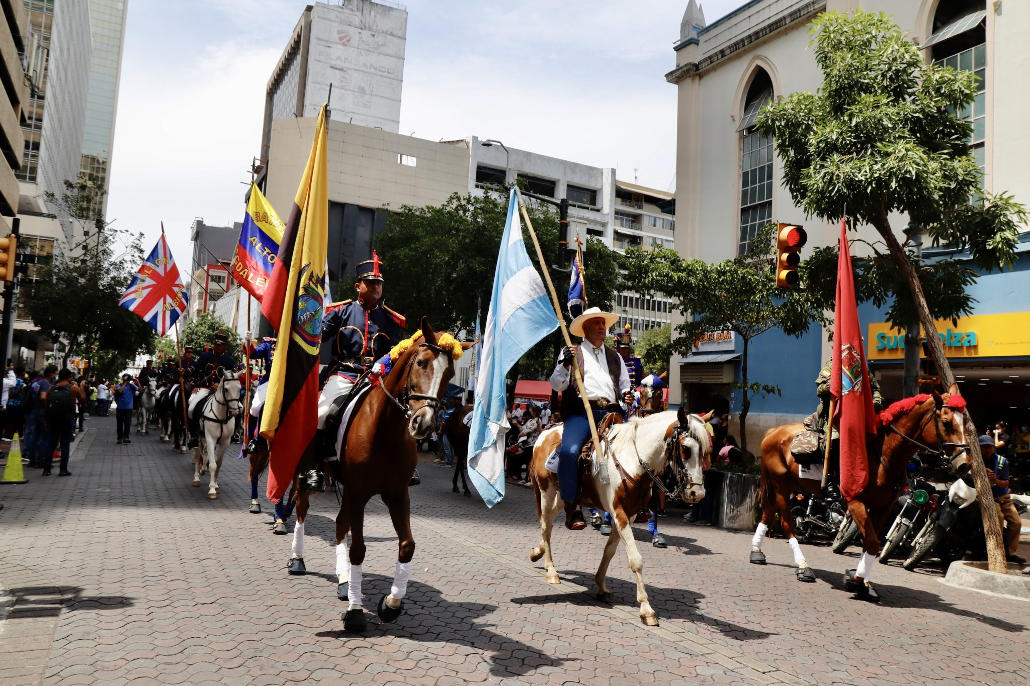 Guayaquil, mayo 5 de 2022.-
Cabalgata en avenida 9 de Octubre.
Foto Carlos Barros - El Universo.
